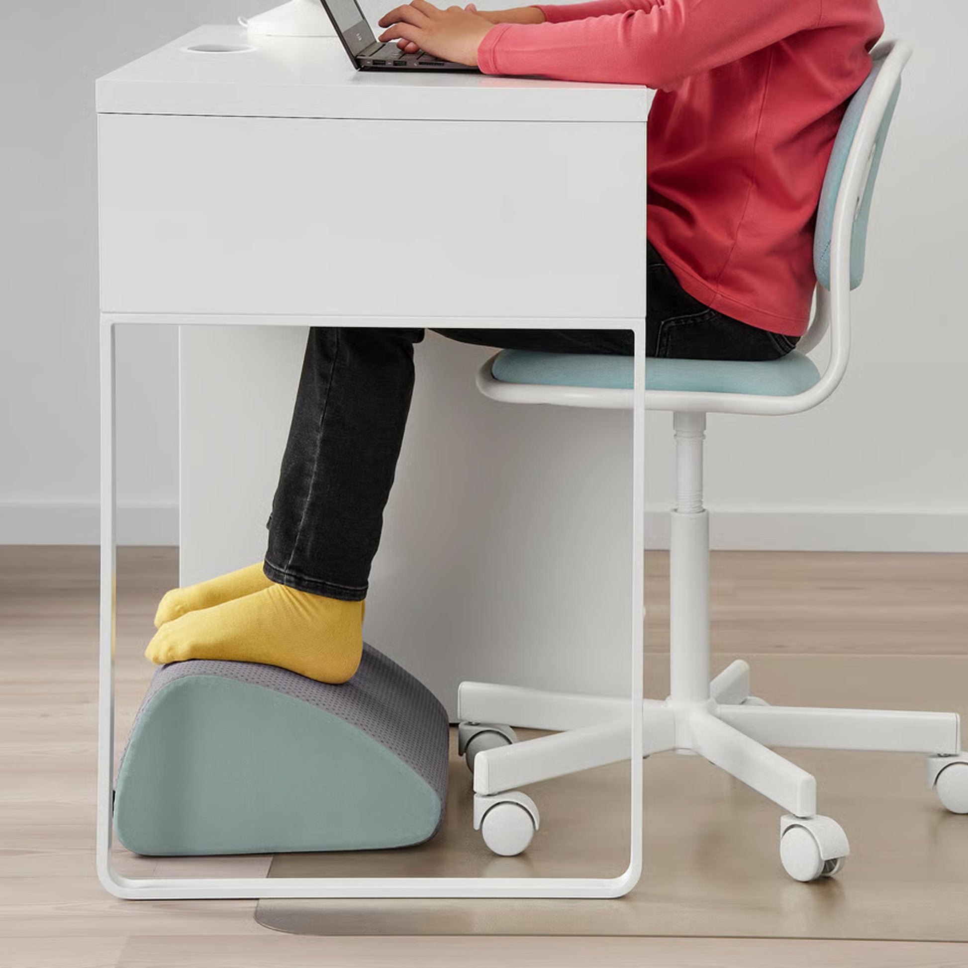 Ovning Rocking Footrest used under desk for comfortable feet support while studying