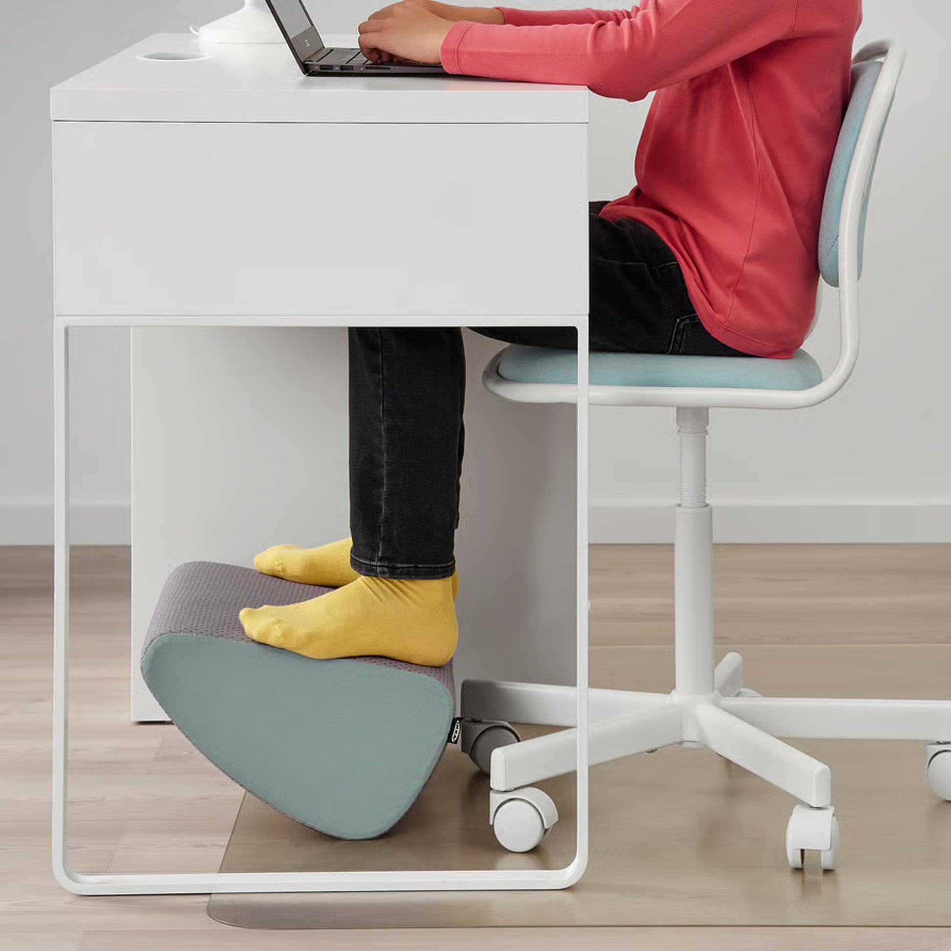 Ovning Rocking Footrest as floor cushion for reading, relaxing and better posture